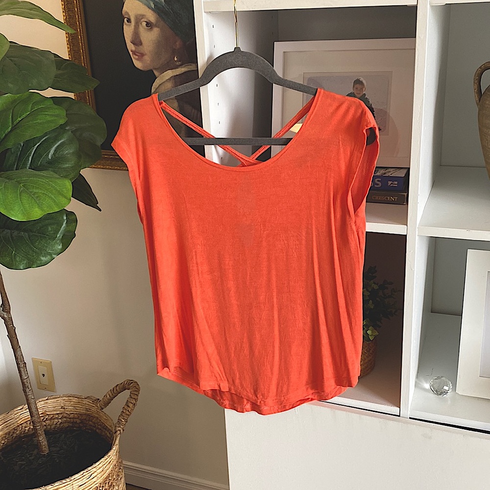 NWOT Light Gauzy Thin Top in Unique Orange with fun keyhole-style detailed back